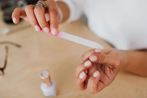 Nagels die met een glazen vijl worden gevijld